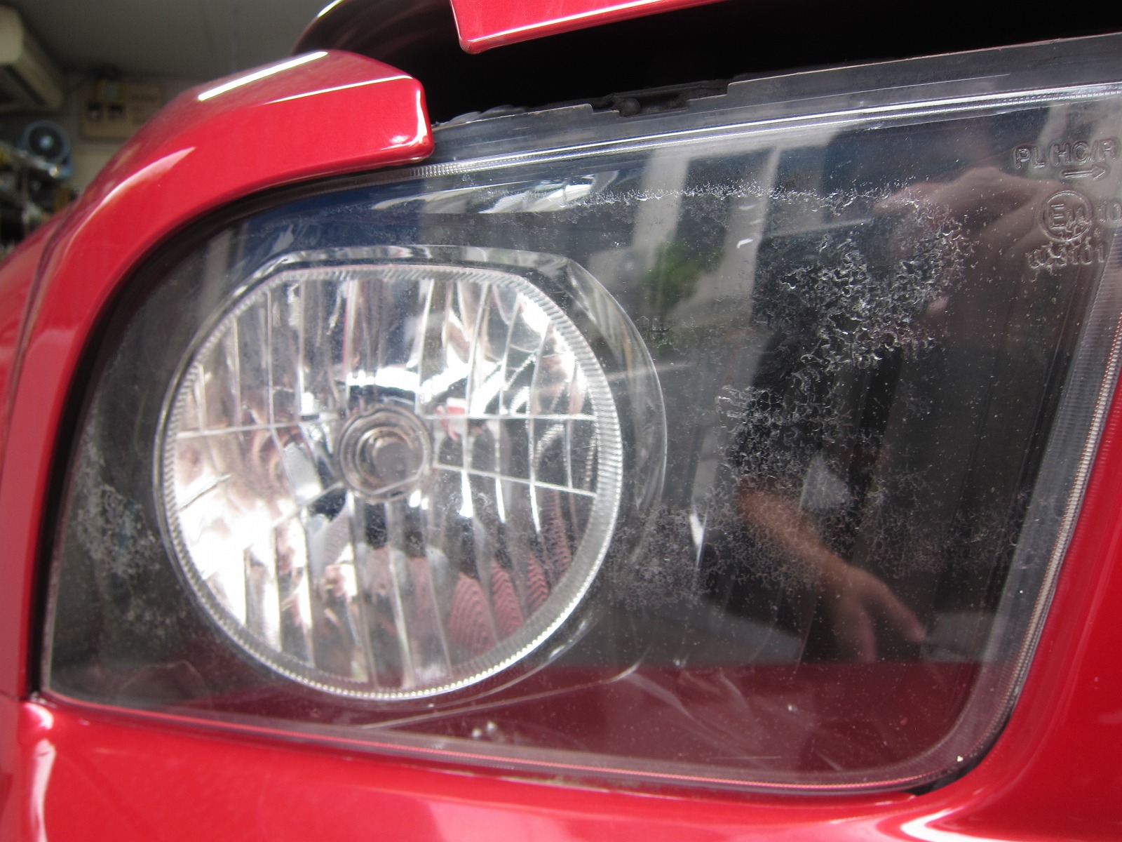 ヘッドライトの表面がパリパリに剥がれてます フォード マスタング ヘッドライトクリーニング カービューティープロ ブルーボトル ガラスコーティング 東京