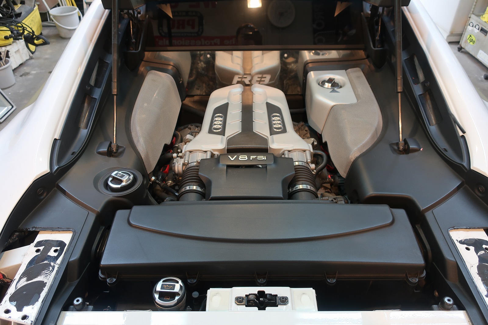 アウディ R8 V8 エンジンルームクリーニング カービューティープロ ブルーボトル ガラスコーティング 東京